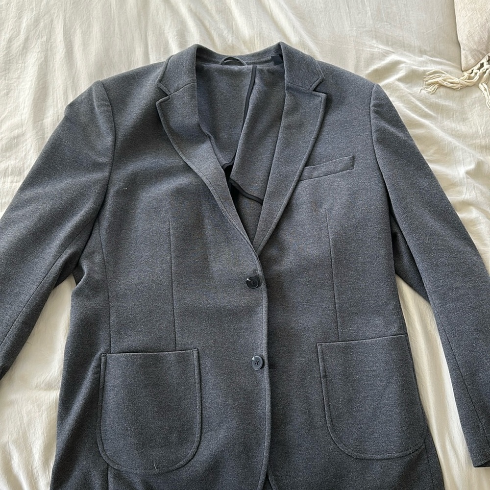 Men’s grey casual blazer. Great for layering. Like New condition